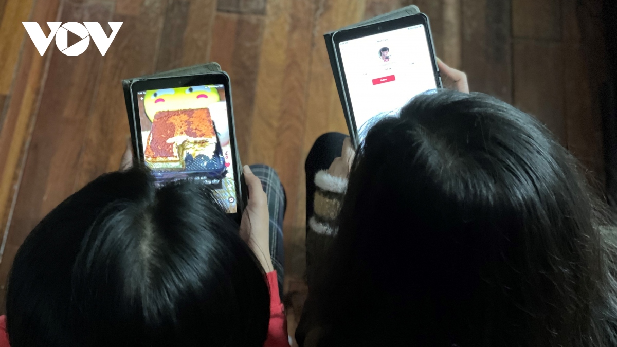 “Cơn lốc” mạng xã hội và giới trẻ Việt trong thời kỳ chuyển đổi số
